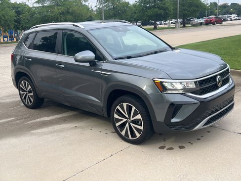Certified 2023 Volkswagen Taos SE w/ Panoramic Sunroof Package FWD image 2