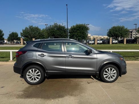 Used 2022 Nissan Rogue Sport SV w/ Technology Package FWD image 3