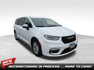 Used 2023 Chrysler Pacifica Touring-L video 1