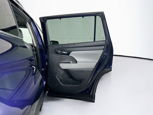 Used 2023 Toyota Highlander XLE FWD image 33