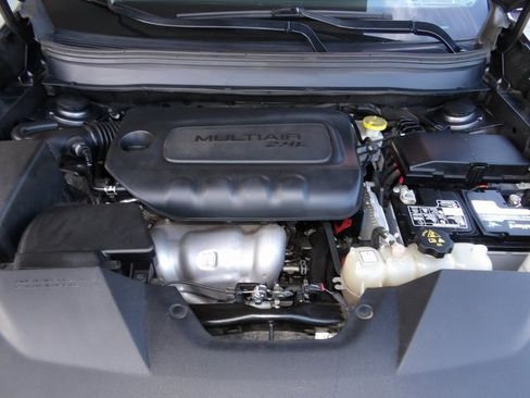 Used 2019 Jeep Cherokee Latitude Plus w/ Comfort/Convenience Group image 37