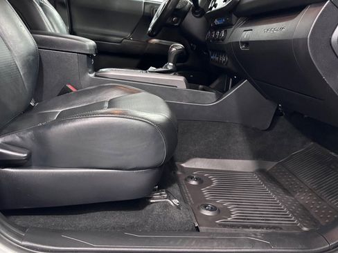 Used 2019 Toyota Tacoma TRD Sport AWD/4WD image 18