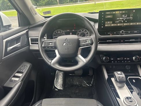 Used 2025 Mitsubishi Outlander SE FWD image 20