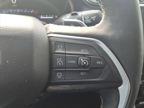 Used 2023 Jeep Grand Cherokee L Laredo image 28