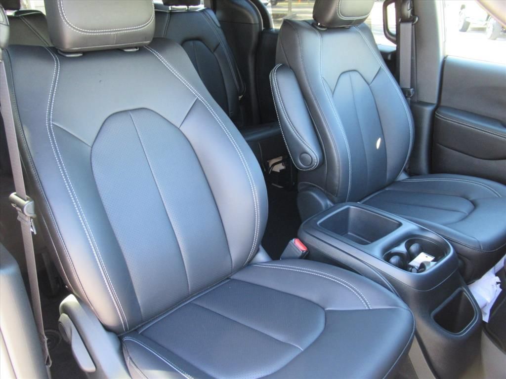 New 2026 Chrysler Pacifica Select FWD image 9