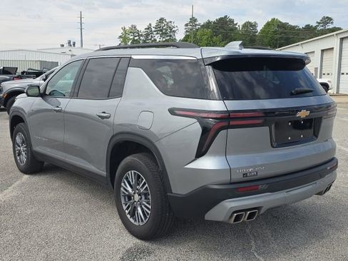 Used 2024 Chevrolet Traverse LT FWD image 3