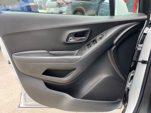 Used 2021 Chevrolet Trax LS w/ Tint and Cruise Package FWD image 9