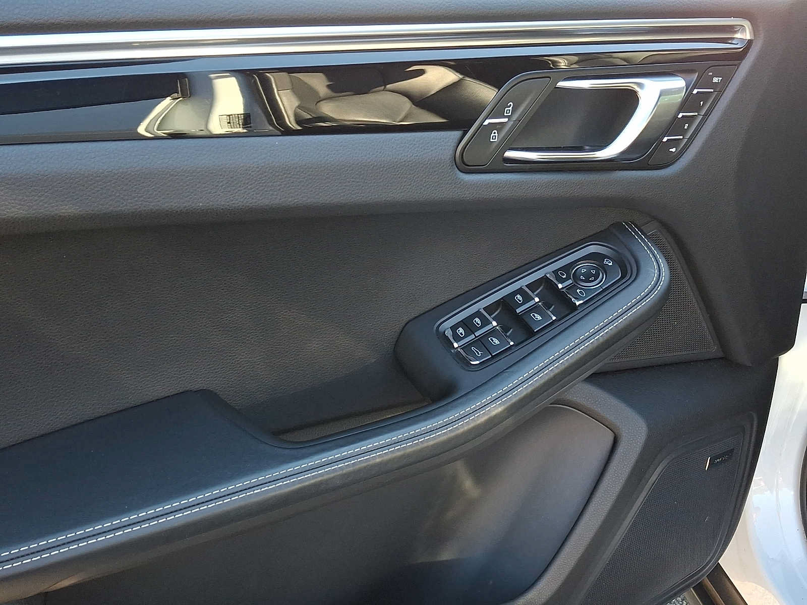 Used 2024 Porsche Macan AWD/4WD image 9