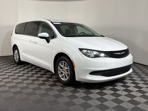 Used 2023 Chrysler Voyager LX FWD image 18