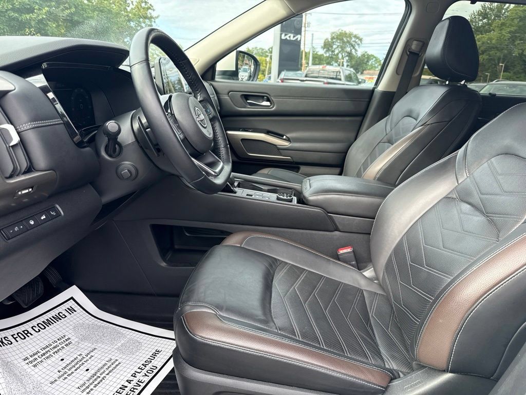 Used 2024 Nissan Pathfinder Platinum w/ Cargo Package AWD/4WD image 10