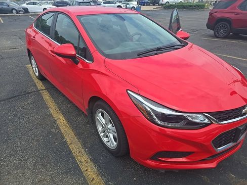 Used 2017 Chevrolet Cruze LT w/ Convenience Package FWD image 2