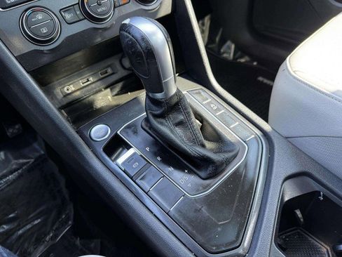 Used 2018 Volkswagen Tiguan SE w/ Panoramic Sunroof Package image 29