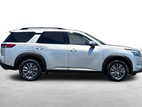 Used 2025 Nissan Pathfinder SV FWD image 7