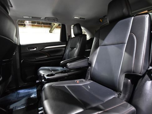 Used 2019 Toyota Highlander XLE AWD/4WD image 39