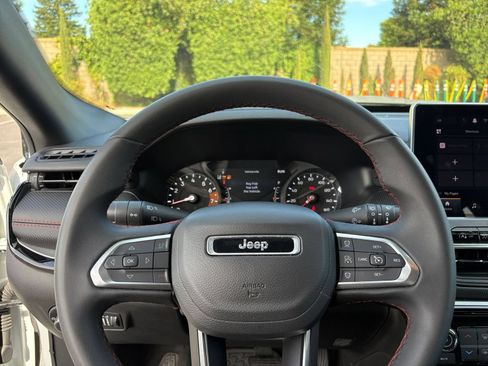 Used 2025 Jeep Compass Trailhawk AWD/4WD image 27