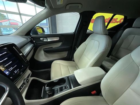 Used 2021 Volvo XC40 T5 Momentum image 12