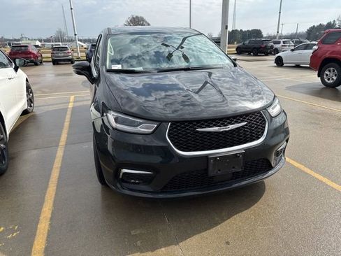 Used 2024 Chrysler Pacifica Touring-L image 6