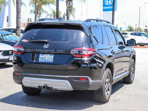 Used 2025 Honda Pilot TrailSport image 11