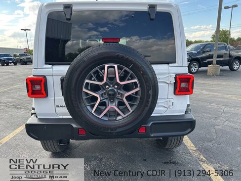 Used 2025 Jeep Wrangler Unlimited Sahara AWD/4WD image 7