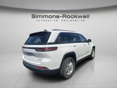 Used 2023 Jeep Grand Cherokee Laredo AWD/4WD image 5