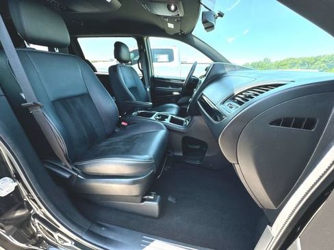 Used 2016 Dodge Grand Caravan SXT FWD image 26