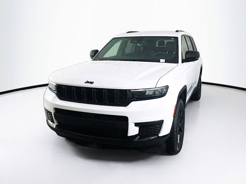 Used 2024 Jeep Grand Cherokee L Altitude image 3