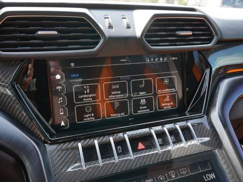 Used 2022 Lamborghini Urus AWD/4WD image 28