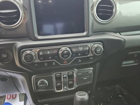 Used 2022 Jeep Gladiator Overland w/ Cold Weather Group AWD/4WD image 20