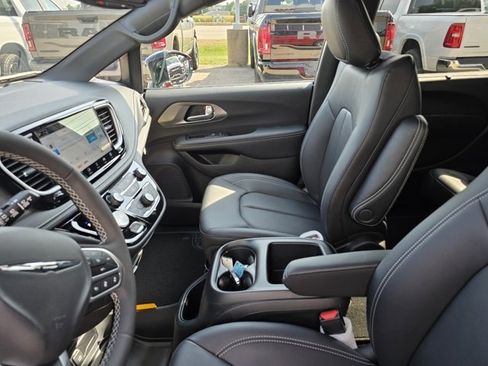 New 2026 Chrysler Pacifica Select image 19