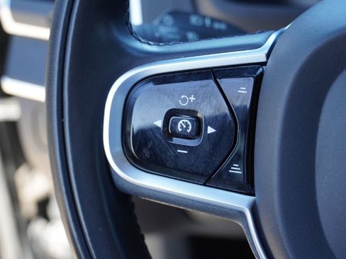 Used 2020 Volvo XC90 T6 Momentum w/ Advanced Package image 17