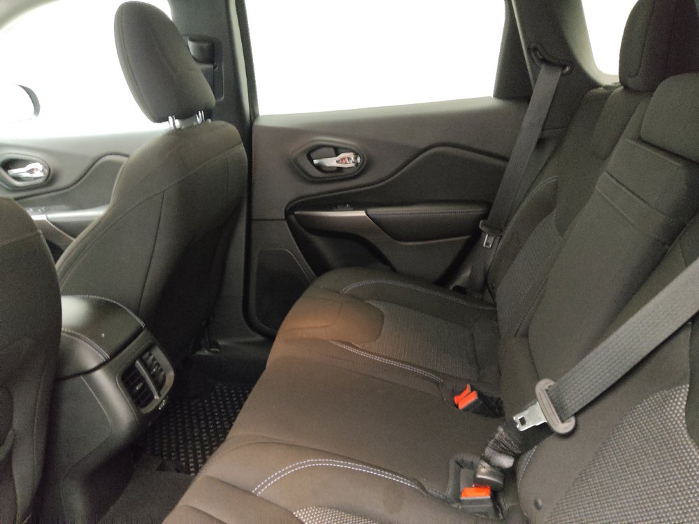 Used 2019 Jeep Cherokee Latitude w/ Cold Weather Group AWD/4WD image 18