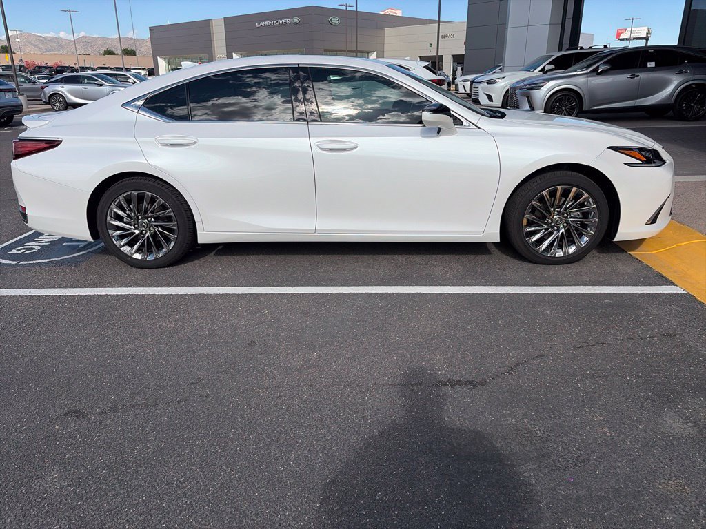 Used 2025 Lexus ES 300h w/ Accessory Package (Z2) FWD image 4