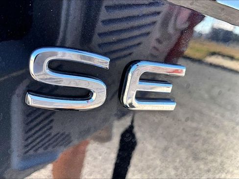 Used 2024 Volkswagen Tiguan SE image 8