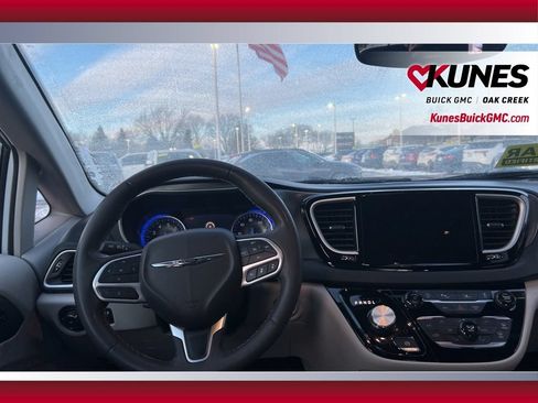 Used 2024 Chrysler Pacifica Touring-L FWD image 35