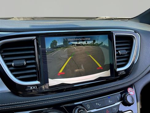 Used 2026 Chrysler Pacifica Limited w/ S Appearance Package FWD image 14