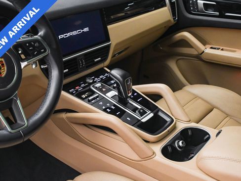 Used 2023 Porsche Cayenne Platinum Edition image 38