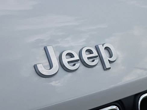 New 2025 Jeep Grand Cherokee Laredo X w/ Luxury Tech Group I AWD/4WD image 22