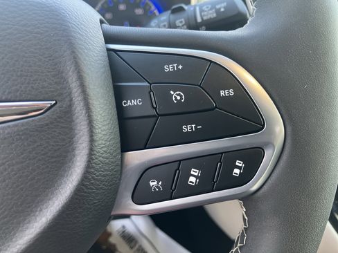 Used 2024 Chrysler Pacifica Touring-L image 27