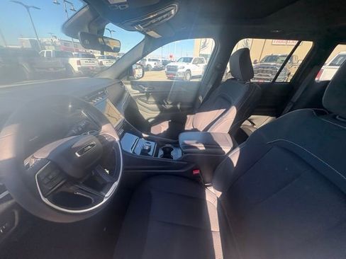 Used 2025 Jeep Grand Cherokee Laredo X w/ Luxury Tech Group I AWD/4WD image 12