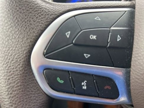 Used 2020 Chrysler Pacifica Touring FWD image 16
