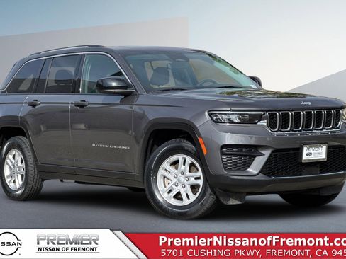 Used 2023 Jeep Grand Cherokee Laredo image 1