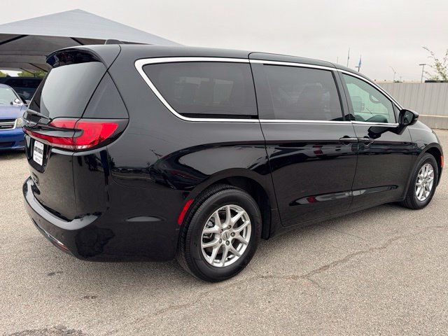 Used 2025 Chrysler Pacifica Select FWD image 6