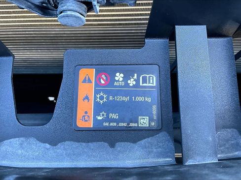 Used 2021 GMC Yukon SLT w/ SLT Premium Package image 32