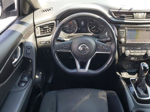 Used 2019 Nissan Rogue SV w/ Premium Package AWD/4WD image 16