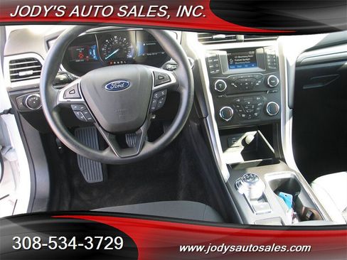 Used 2018 Ford Fusion SE FWD image 6
