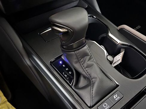 Used 2025 Lexus ES 300h w/ Premium Package image 17