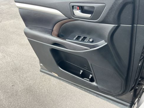 Used 2016 Toyota Highlander XLE image 18