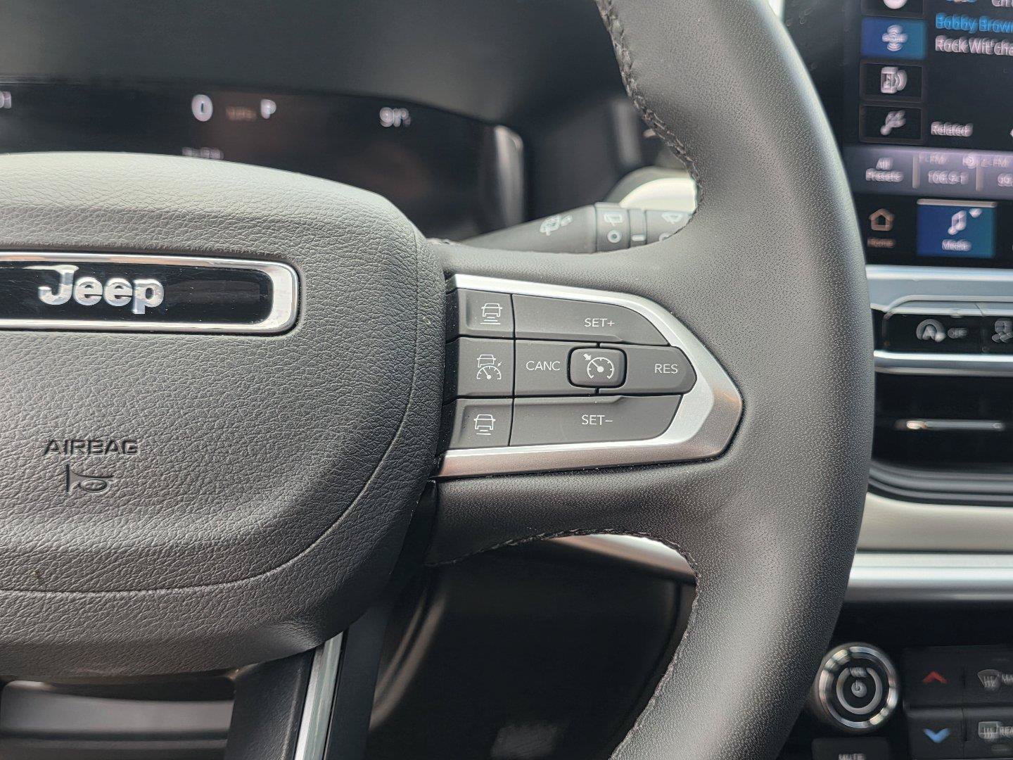 Used 2025 Jeep Grand Cherokee Altitude AWD/4WD image 12