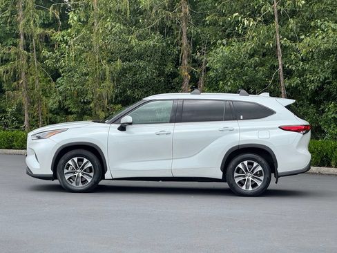 Used 2022 Toyota Highlander XLE AWD/4WD image 7