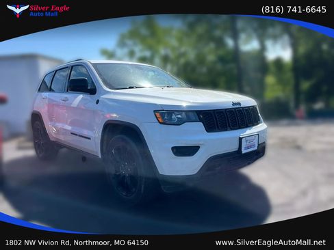 Used 2018 Jeep Grand Cherokee Laredo AWD/4WD image 3